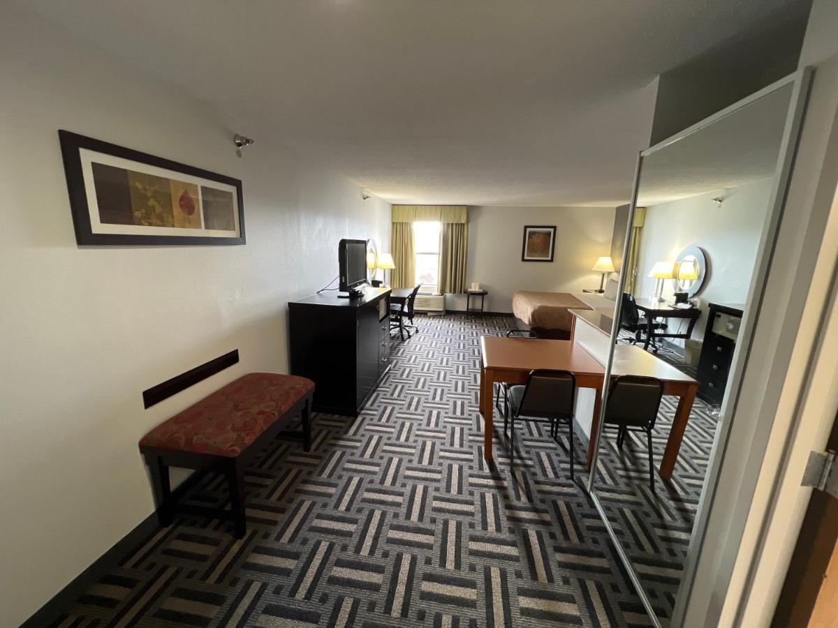 Quality Inn & Suites Rosemount Bagian luar foto